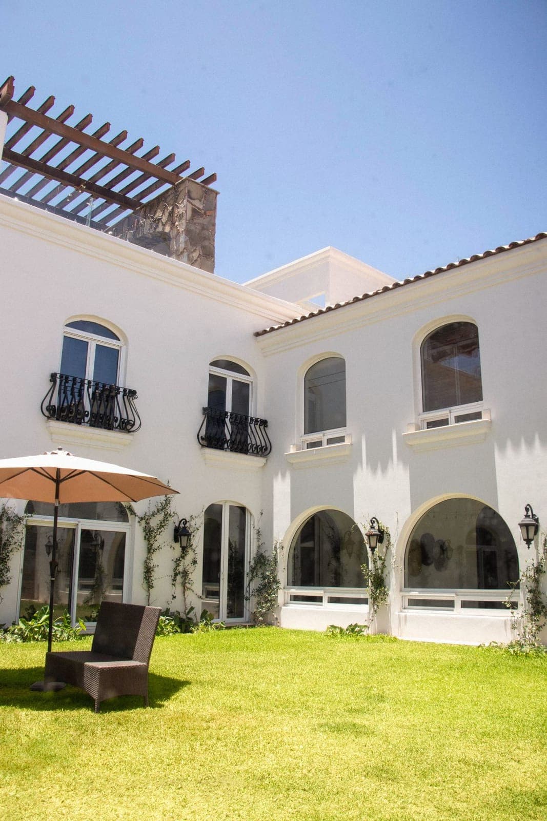 La Casona courtyard: arches, wrought-iron balconies and pergola
