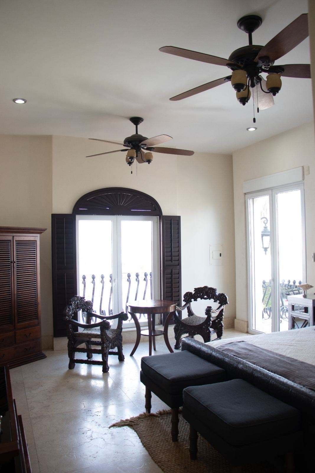 Habitación Carlos: amplia estancia familiar con balcones y terraza
