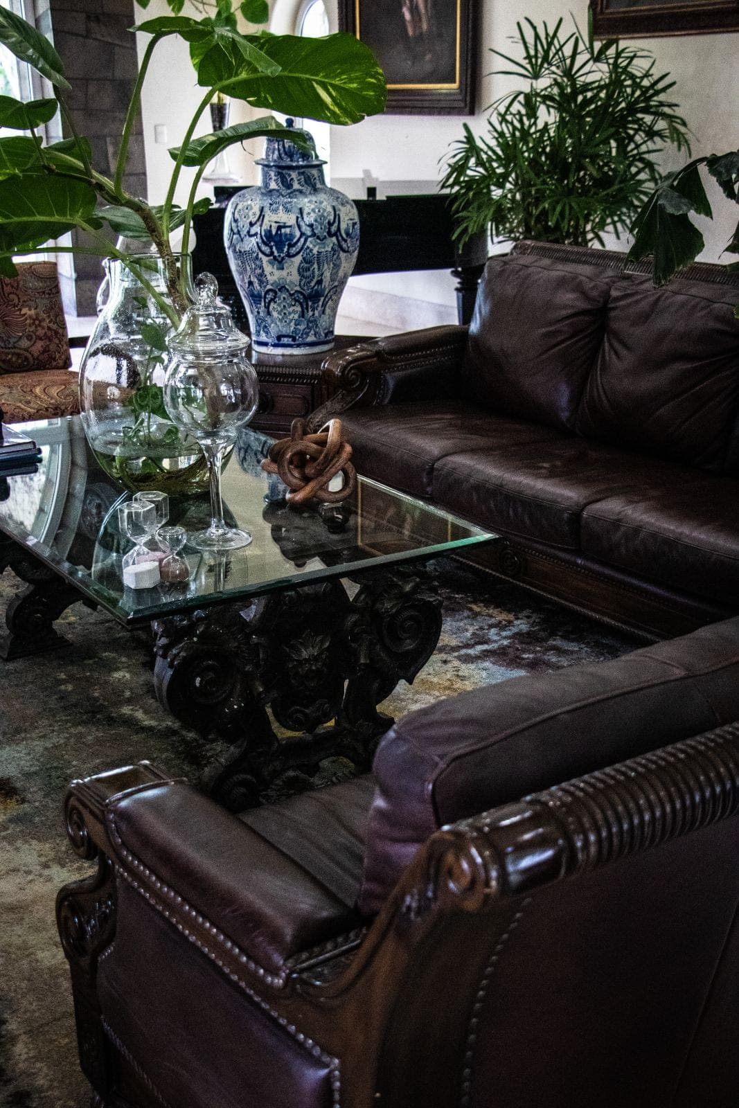 Sitting room with leather sofas and Talavera vase