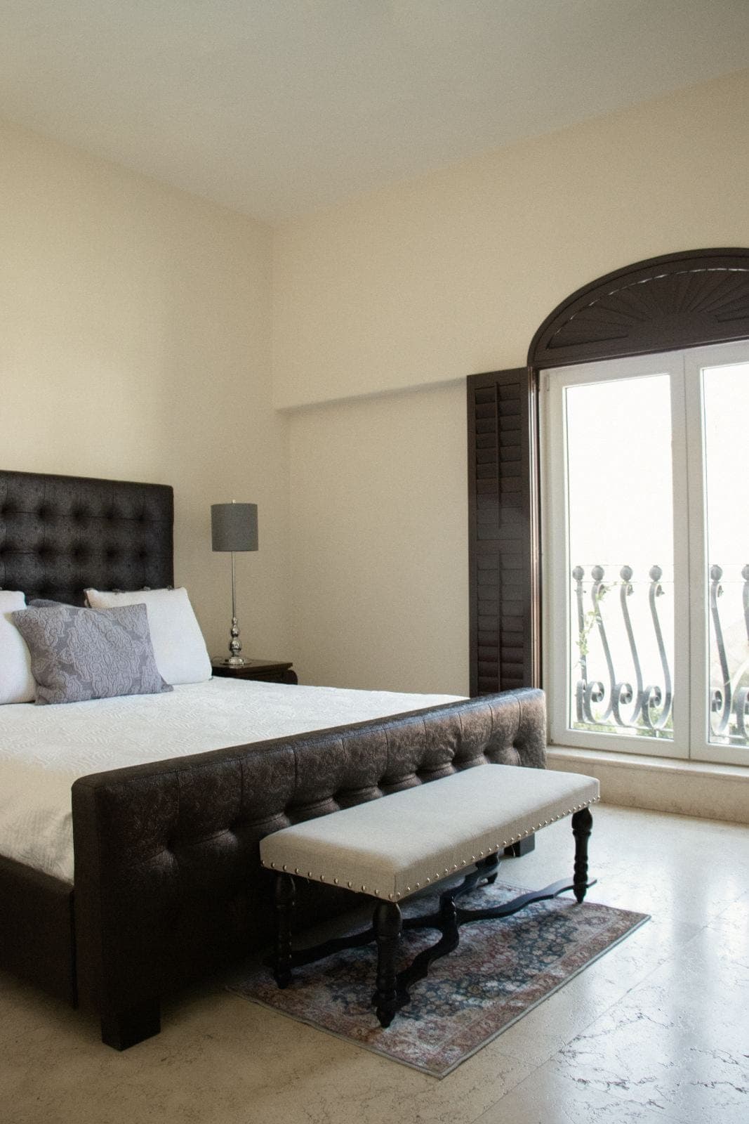 Habitación Agnes: cama king luminosa con balcón de herrería
