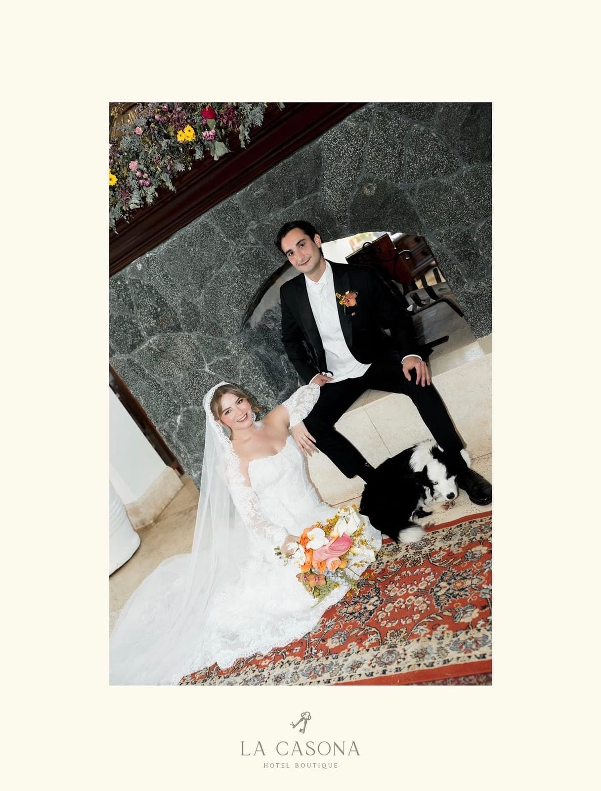 Novios con su perro bajo el arco de piedra de La Casona