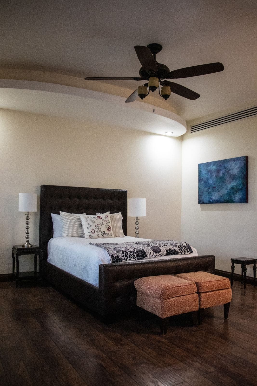 Habitación Albert: cama king, lámparas gemelas y arte contemporáneo