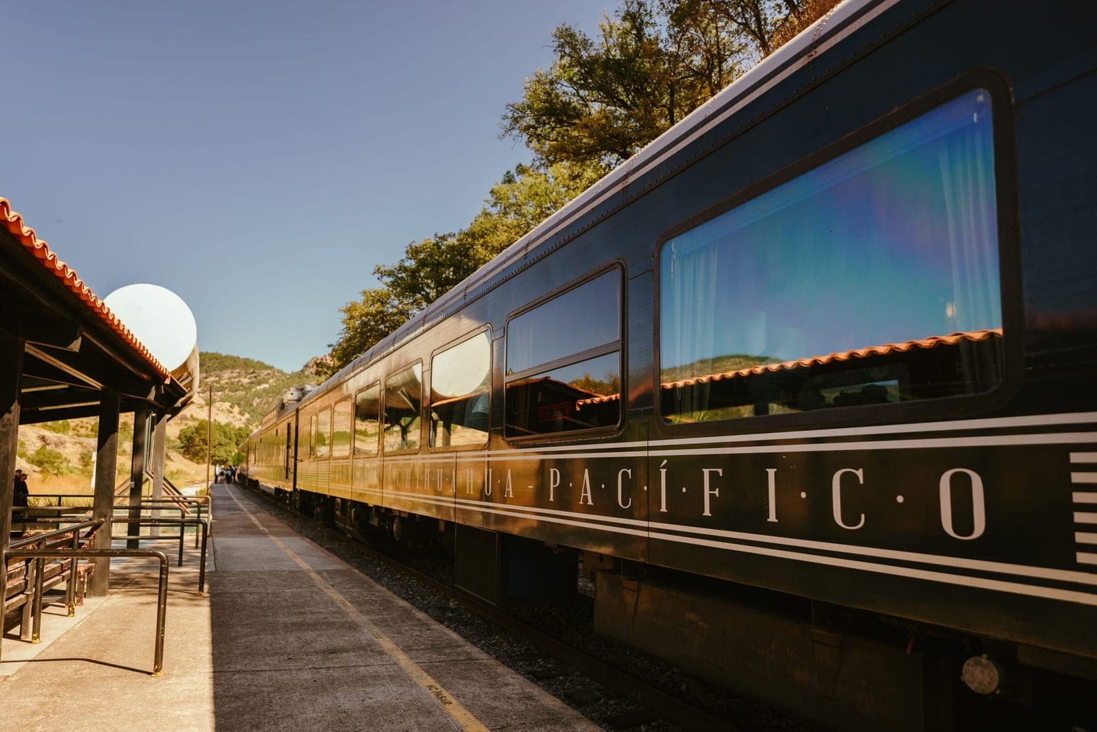 El Chepe Express en el andén, con su emblema Chihuahua–Pacífico